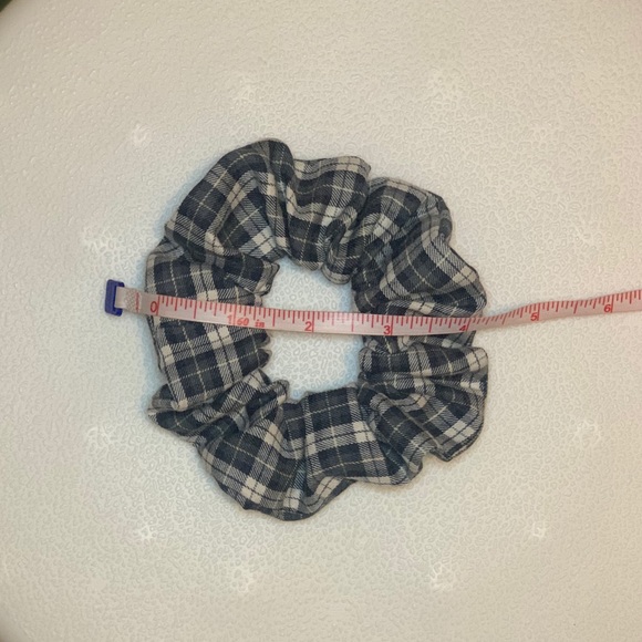 NEW Gray Plaid Scrunchie - Picture 2 of 4